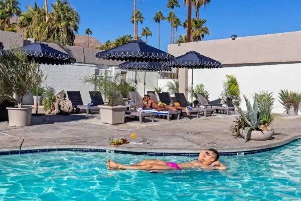 Casa Oliver Hotel & Resort: Gay Men’s Pool Party Area with Sunloungers and Relaxation Areas