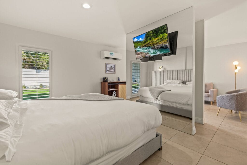 Deluxe Premium King Room with Garden View, TV, Seating Area, AC - Casa Oliver Hotel & Resort