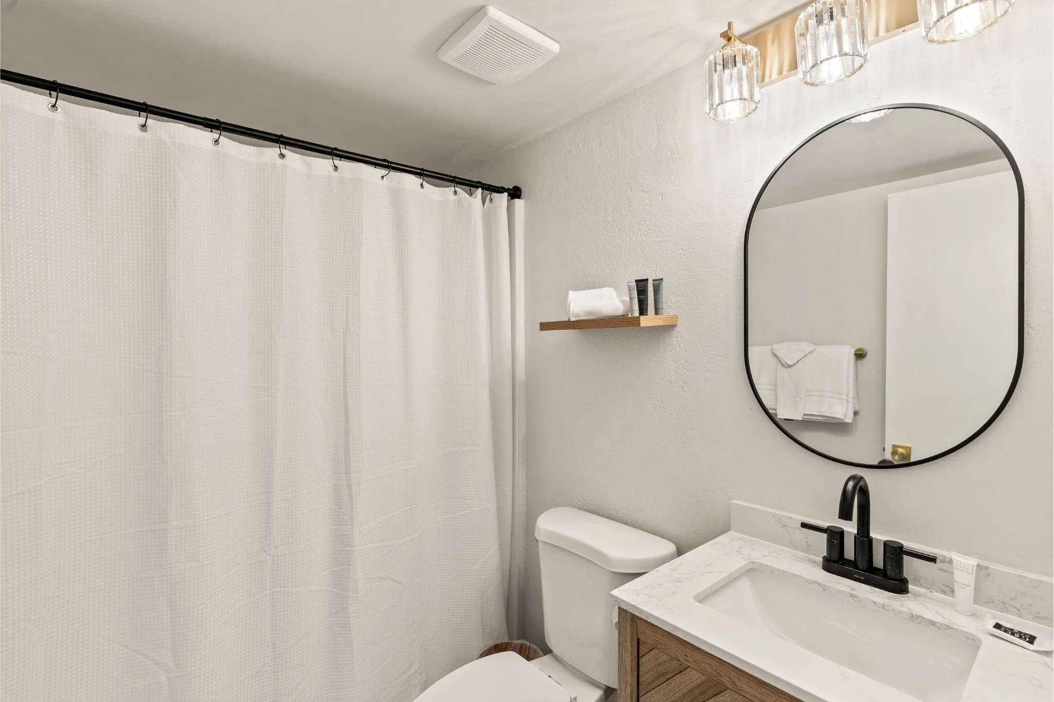 Deluxe Premium King Room Bathroom - Casa Oliver Hotel & Resort