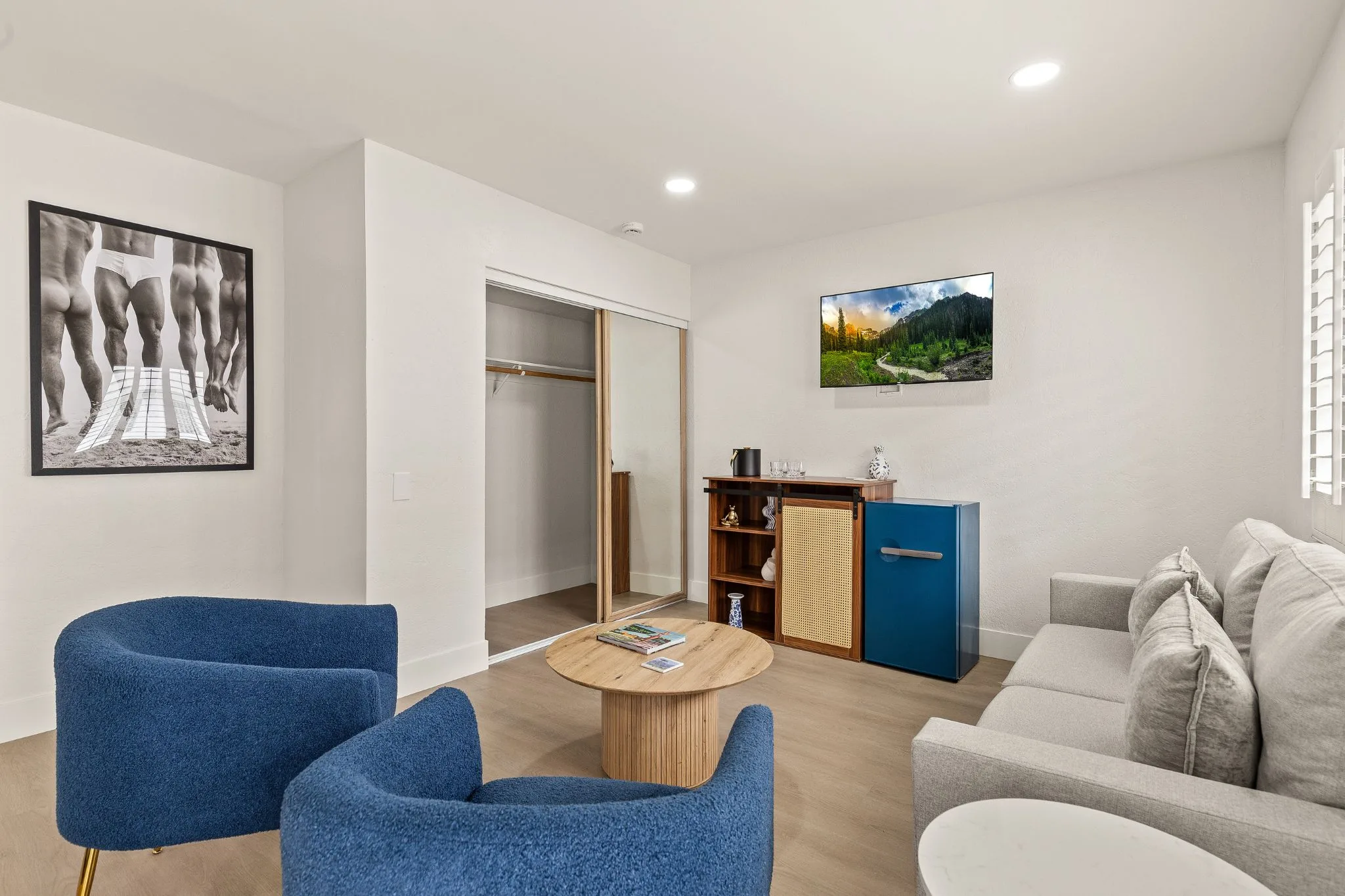 Superior Premium King Room Seating Area with TV - Casa Oliver Hotel & Resort