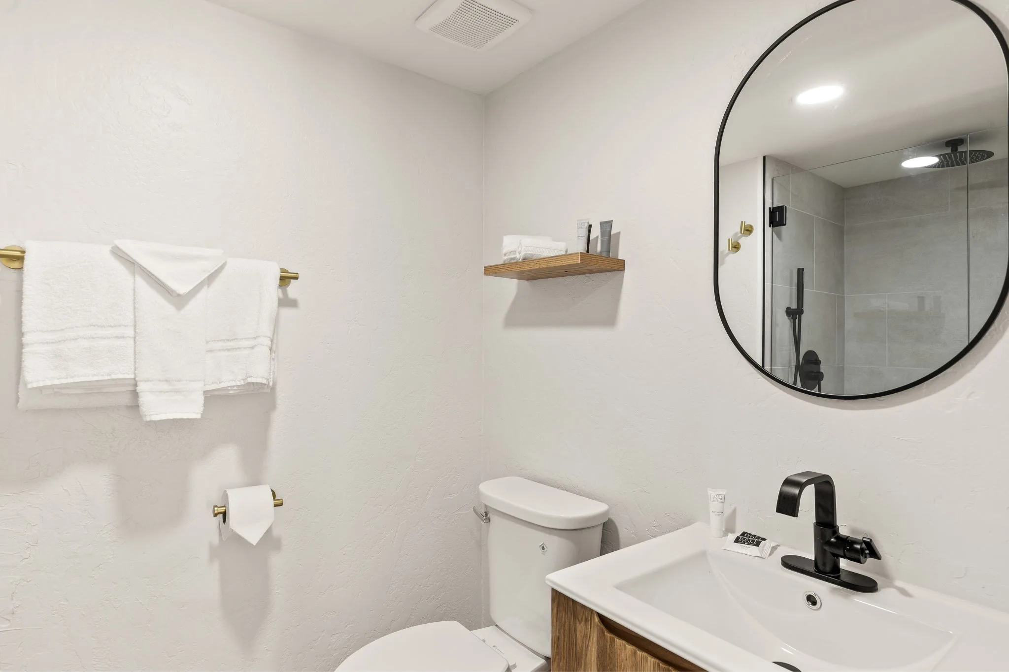 Superior Premium King Room Bathroom - Casa Oliver Hotel & Resort