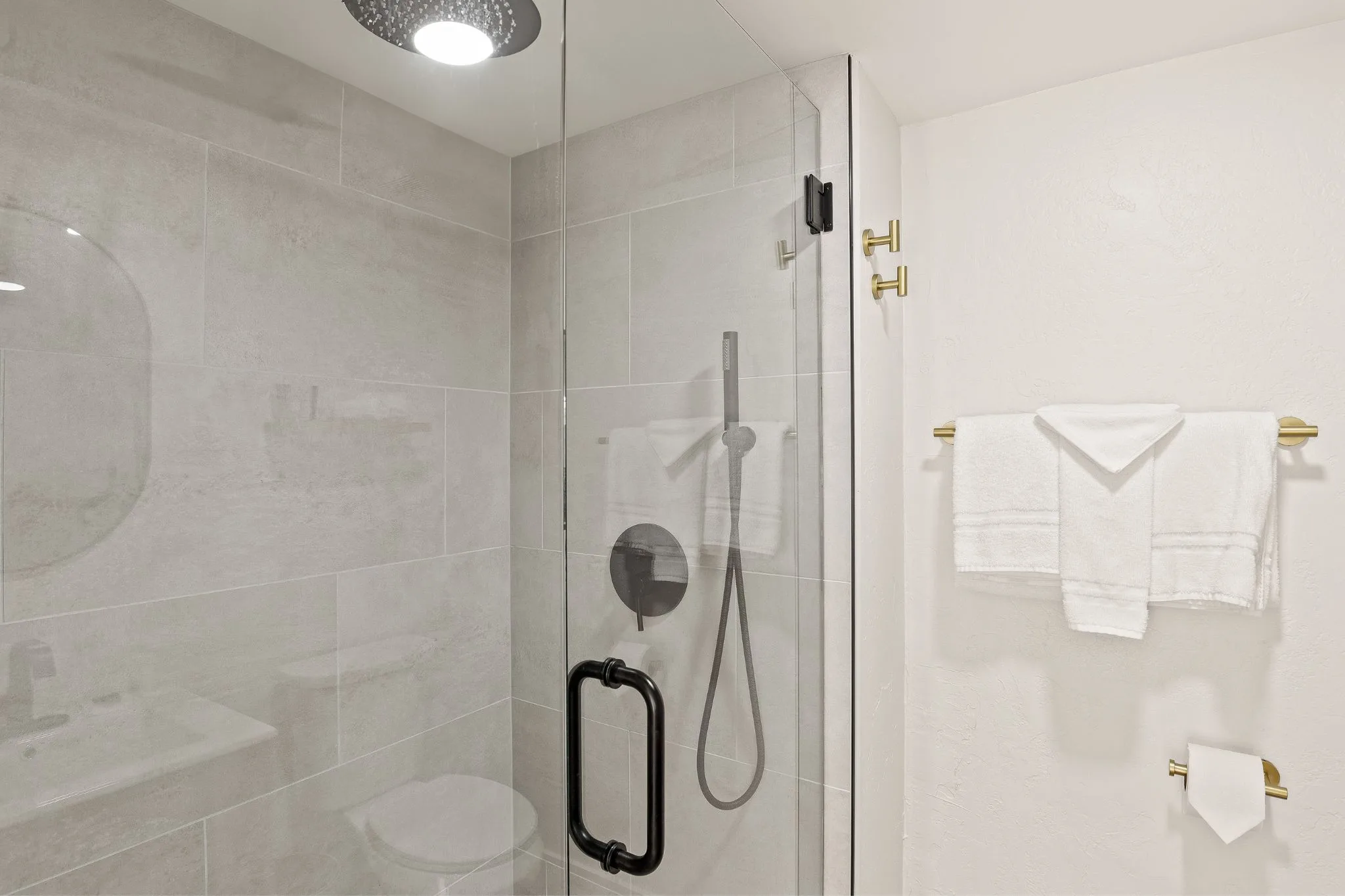 Superior Premium King Room Bathroom - Casa Oliver Hotel & Resort