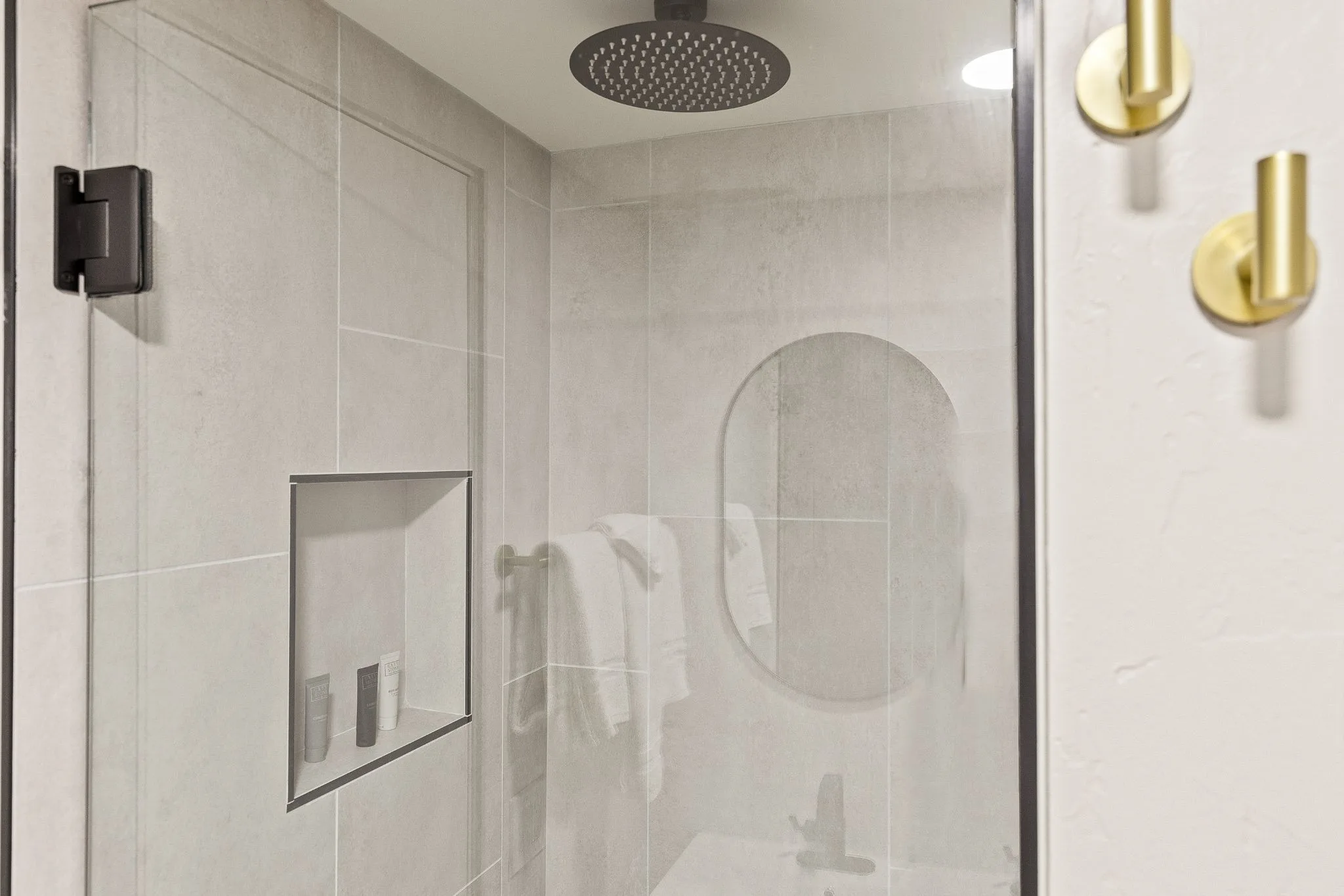 Superior Premium King Room Shower - Casa Oliver Hotel & Resort