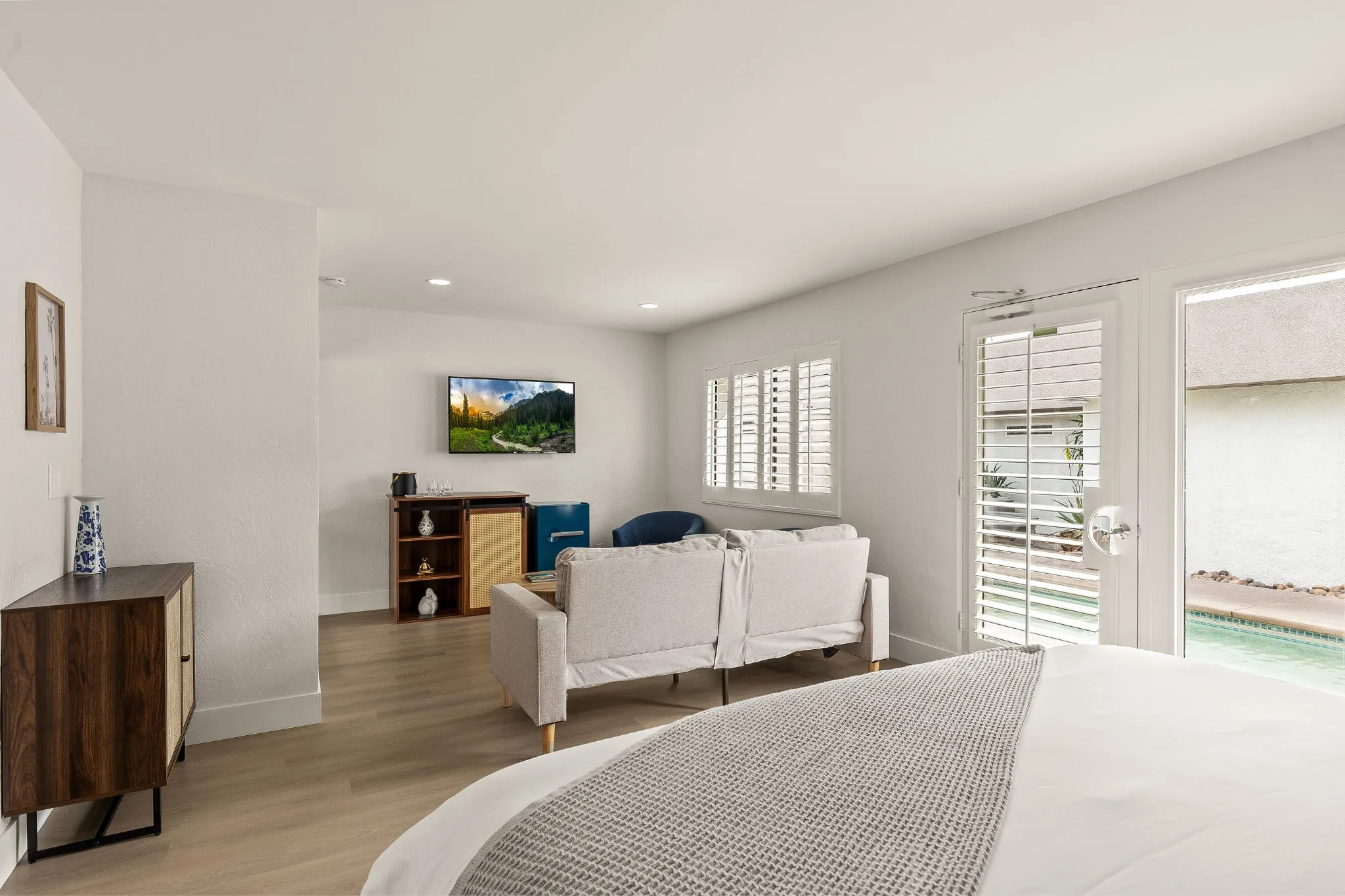 Superior Premium King Room Seating Area with TV Pool View - Casa Oliver Hotel & Resort