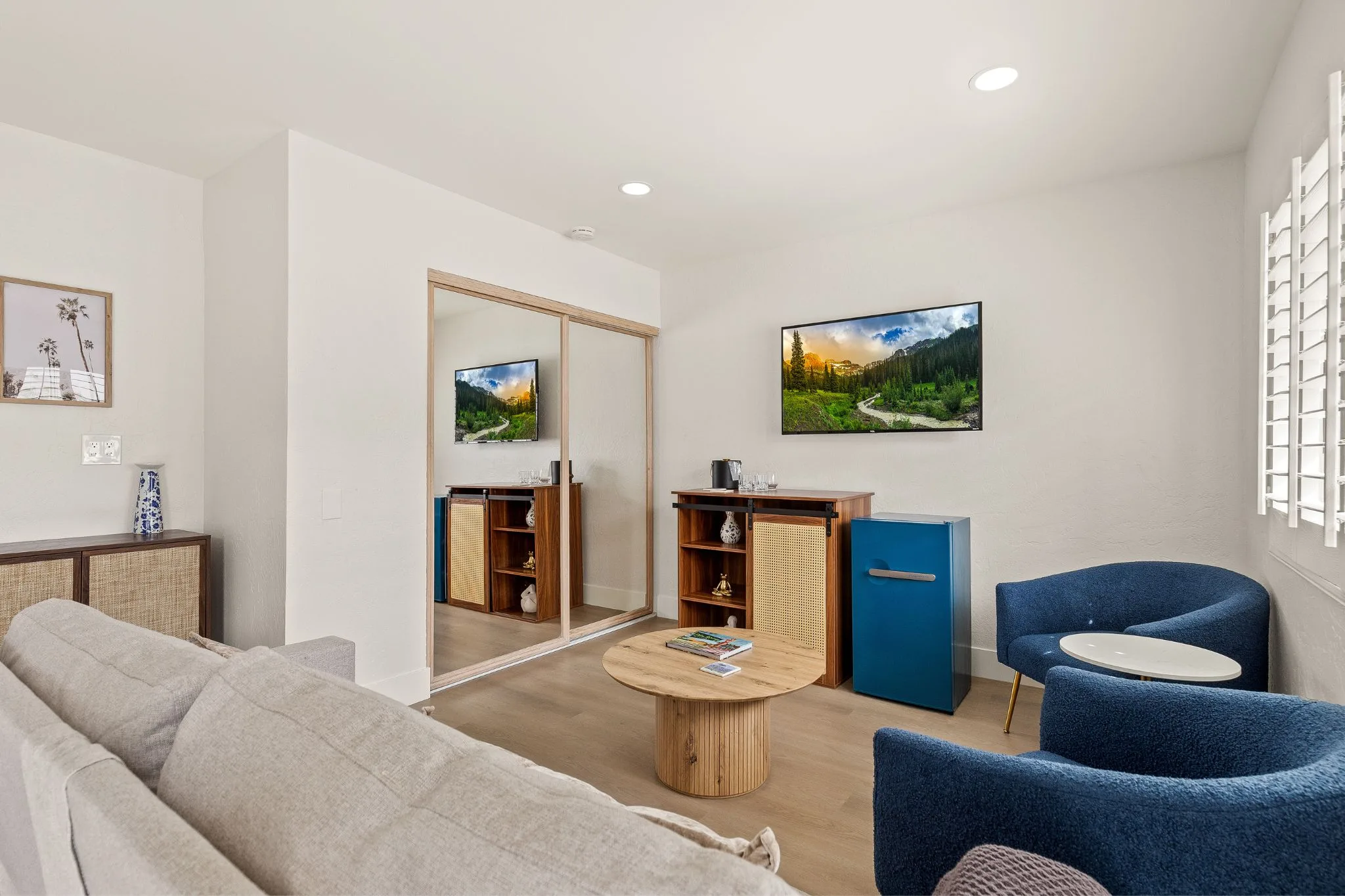 Superior Premium King Room Seating Area with TV - Casa Oliver Hotel & Resort