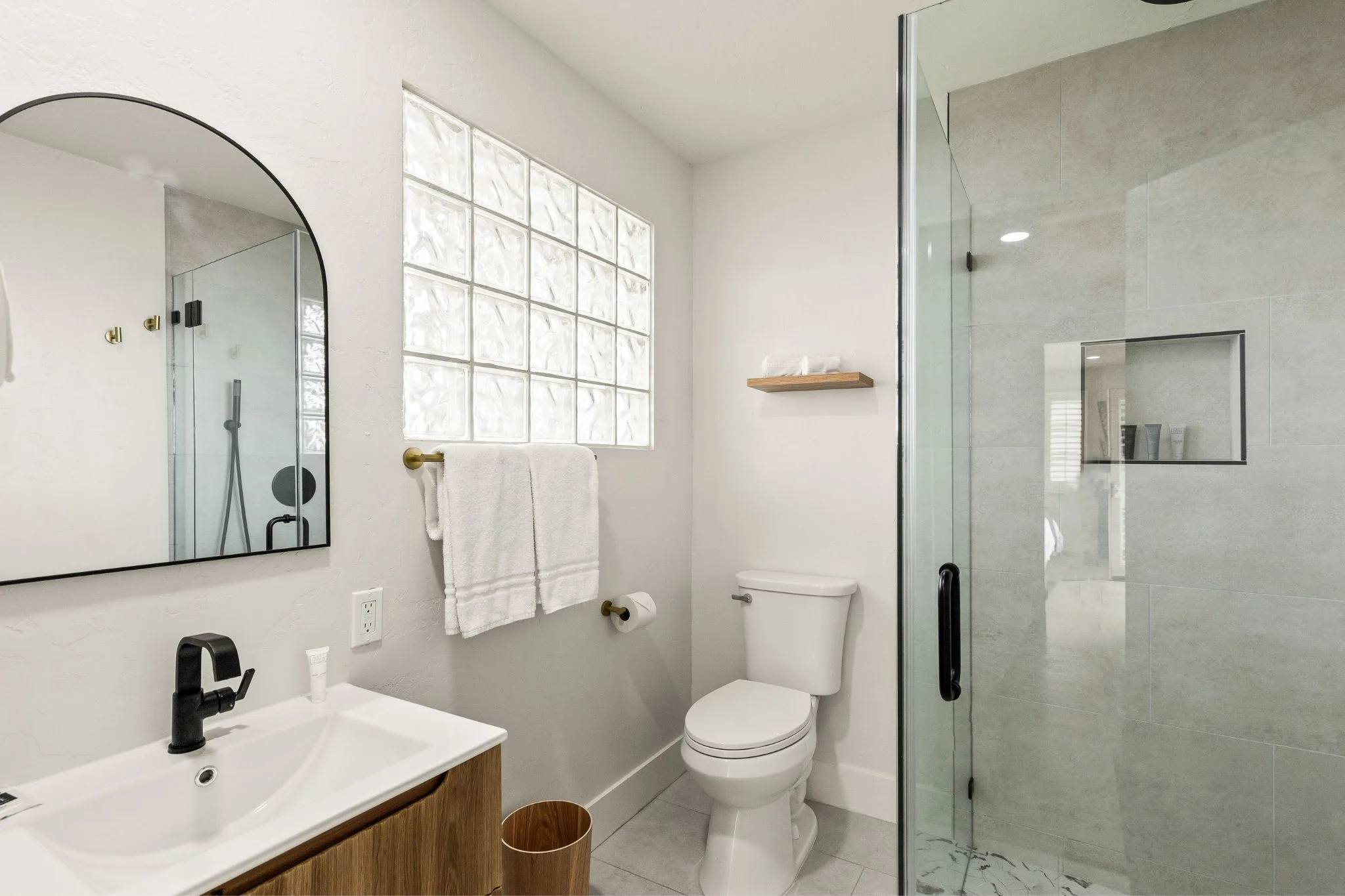 Superior Premium King Room Bathroom - Casa Oliver Hotel & Resort