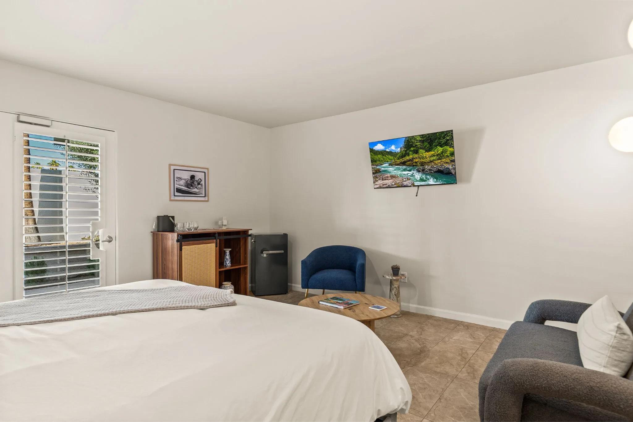 Deluxe King Room with Garden View, TV, Seating Area - Casa Oliver Hotel & Resort