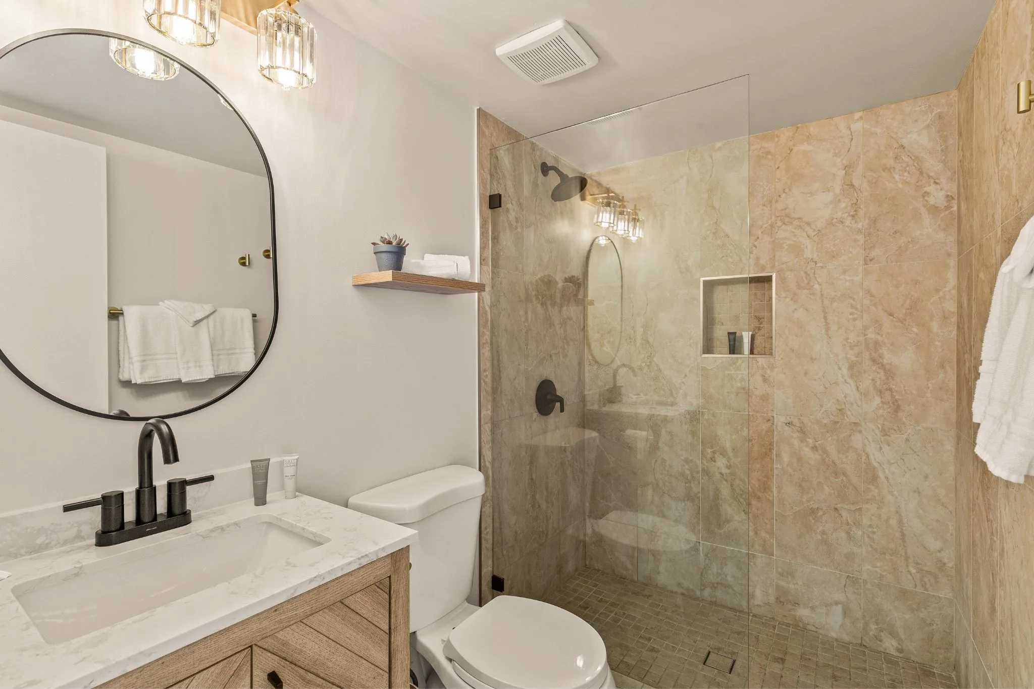 Deluxe King Room Bathroom - Casa Oliver Hotel & Resort