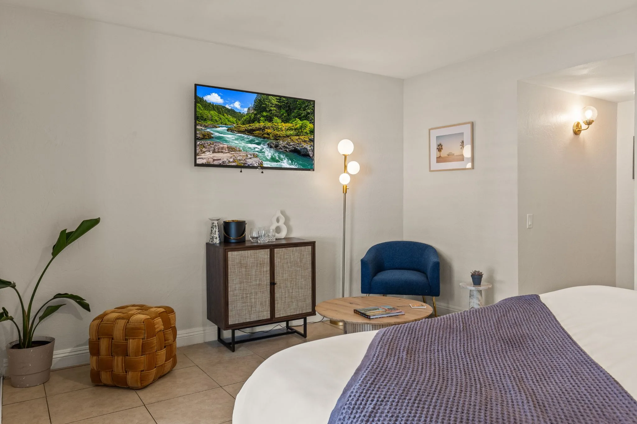 Deluxe King Room TV, Seating Area - Casa Oliver Hotel & Resort