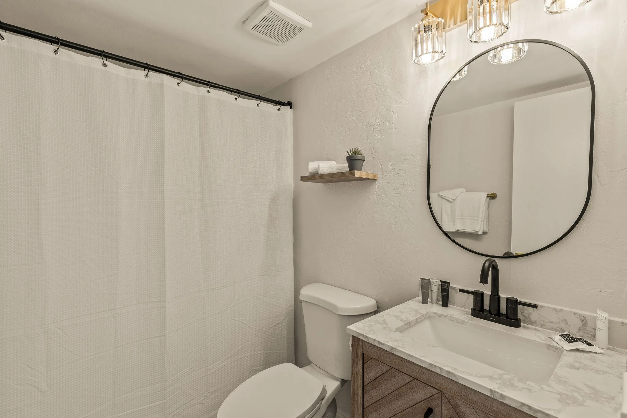 Deluxe King Room Bathroom - Casa Oliver Hotel & Resort