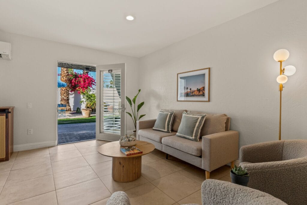 Deluxe Premium King Room with Garden View, Seating Area - Casa Oliver Hotel & Resort