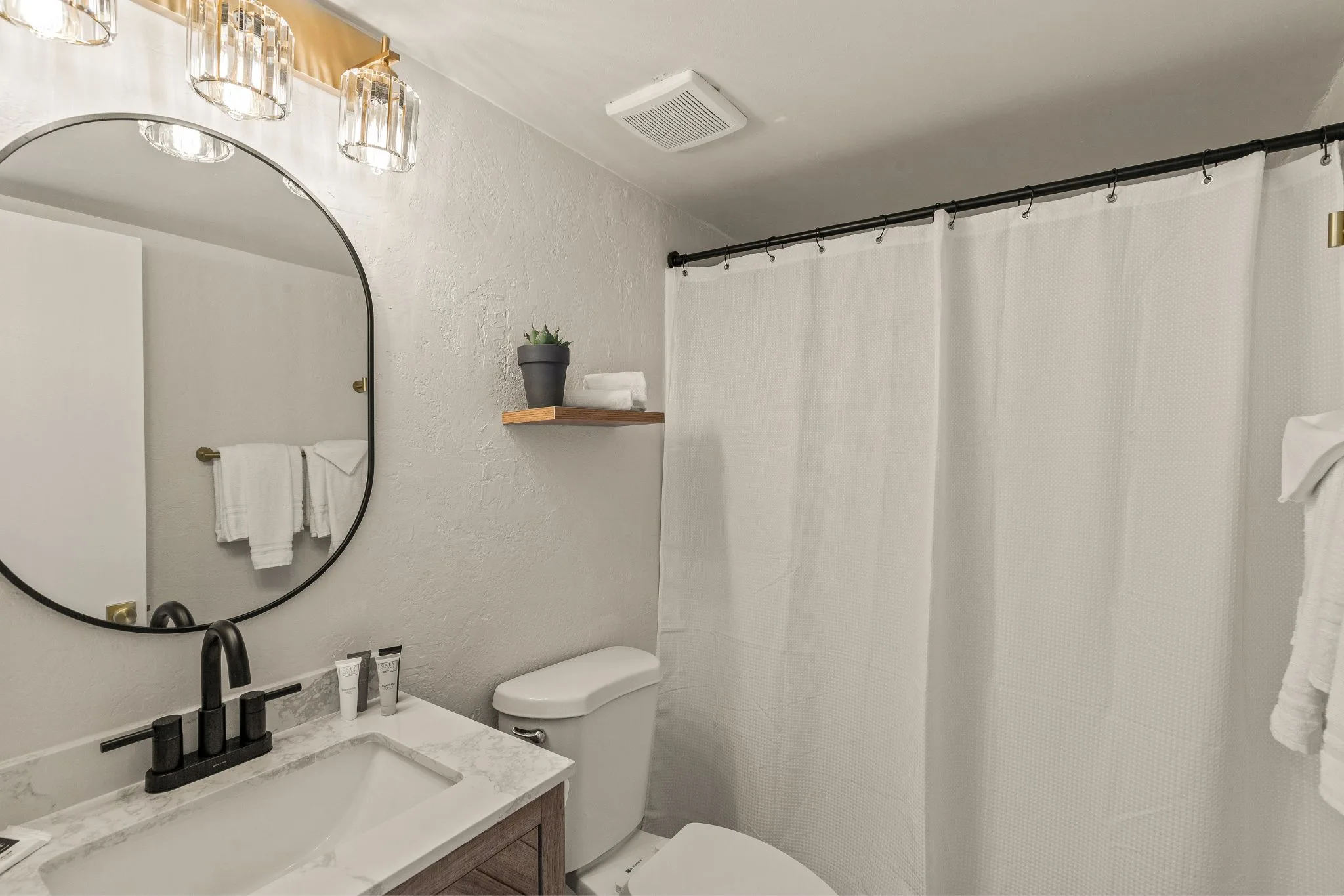 Deluxe Premium King Room Shower - Casa Oliver Hotel & Resort