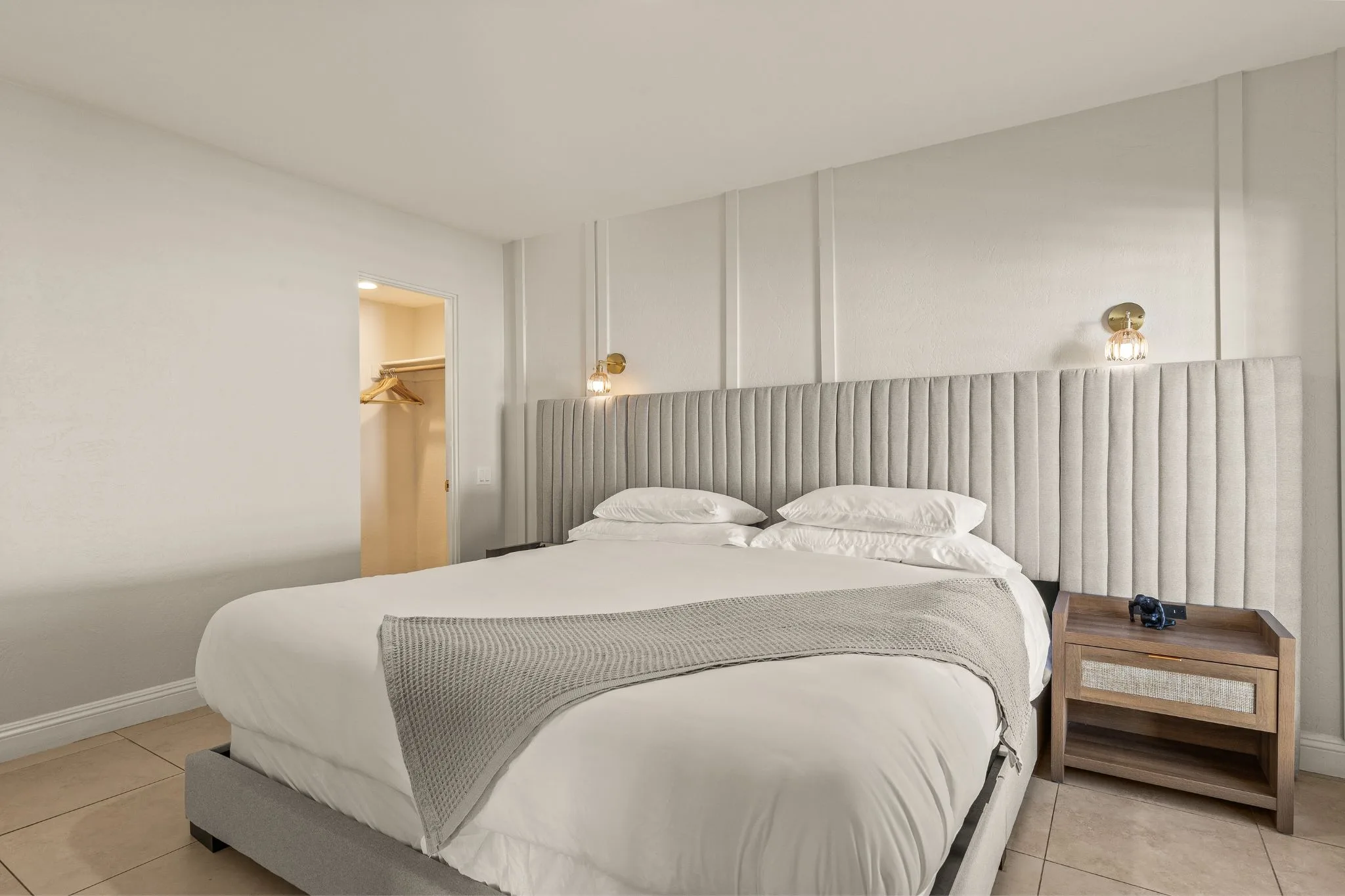 Deluxe Premium King Room with TV, Seating Area, AC - Casa Oliver Hotel & Resort