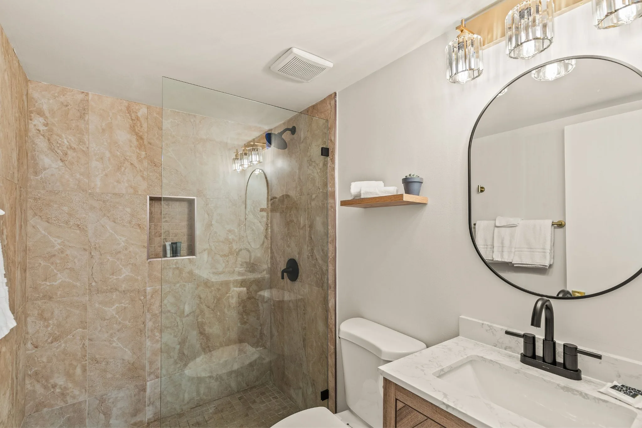 Deluxe Premium King Room Bathroom Shower - Casa Oliver Hotel & Resort