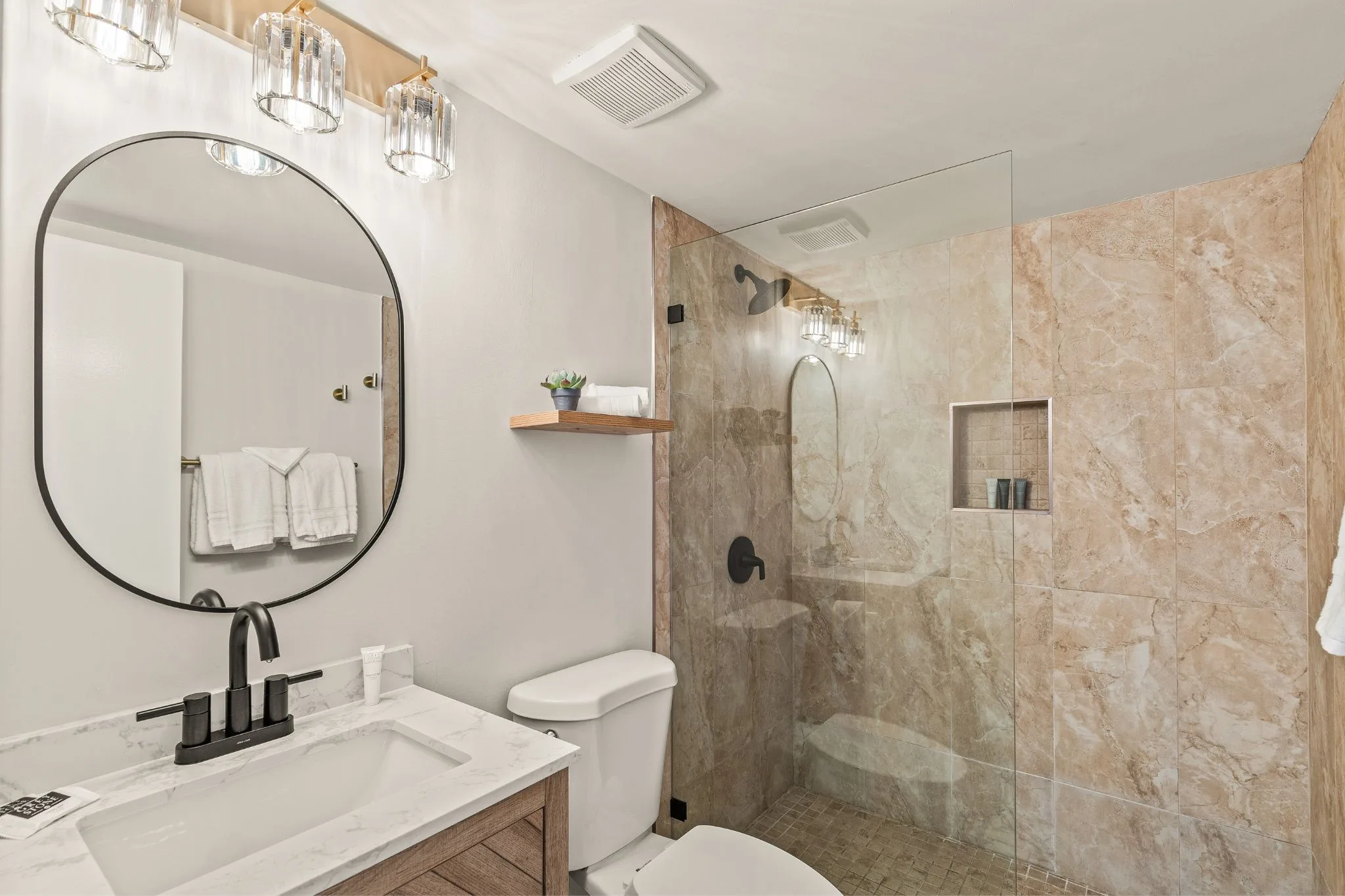 Deluxe Premium King Room Bathroom - Casa Oliver Hotel & Resort